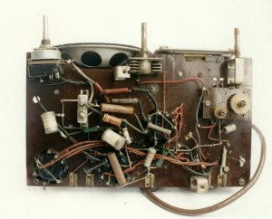 Bild 3. Unterseite des Chassis. Bei der Konstruktion wurden zahlreiche militärische Bauelemente verwendet. Der Rückkopplungskondensator ist ein stabiler Luft-Drehko, der aus einem KW-Sender stammen könnte.